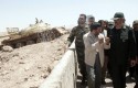 Iranian President Mahmoud Ahmadinejad talks with IRGC commander / AP