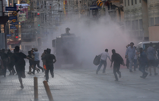 Police use water cannon in Instanbul, Turkey