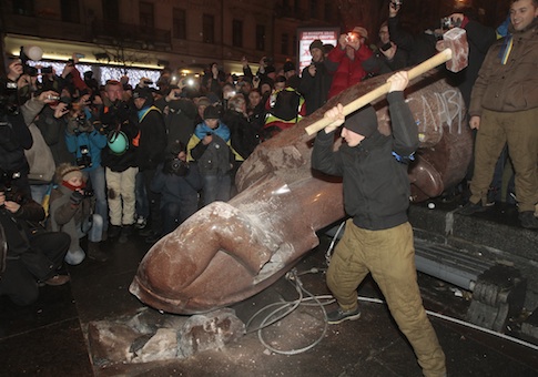 Protesters topple Vladimir Lenin statue