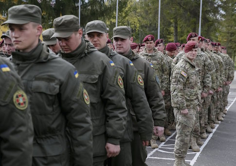 Servicemen of the 173rd Airborne Brigade Combat Team of the U.S. Army (R) and Ukrainian National Guard (L) attend an opening ceremony of joint military exercise "Fearless Guardian 2015" at the International Peacekeeping Security Center near the village of Starychy western Ukraine, April 20