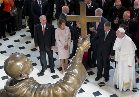 Pope Francis in front of Junipero Serra sculpture in Washington, D.C.
