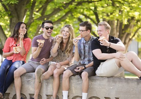 Students eating pizza on college campus