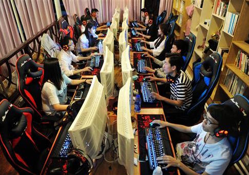 Young Chinese citizens play video games in an internet cafe / AP