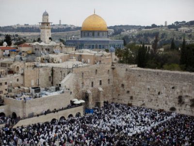 Thousands of Israelis at the Western Wall in Jerusalem's old city for Passover in 2011