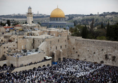 Thousands of Israelis at the Western Wall in Jerusalem's old city for Passover in 2011