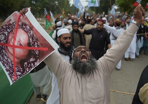 A Pakistani supporter of the Ahle Sunnat Wal Jamaat (ASWJ), a hardline religious party, holds an image of Christian woman Asia Bibi during a protest rally