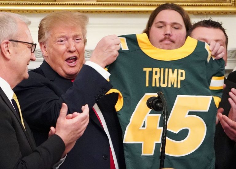 18 Photos of Donald Trump Being 'Young' and 'Vibrant'(02)