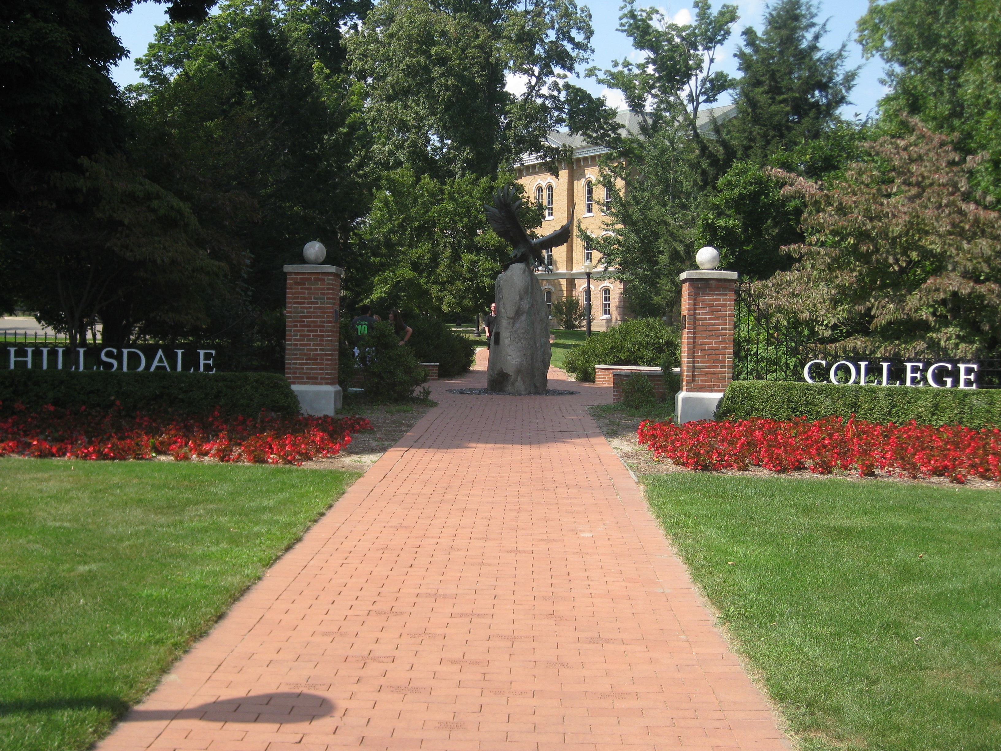 Hillsdale_College_gate