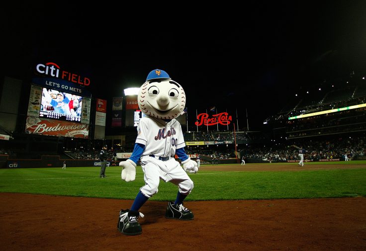 Royals mascot welcomes Mr. Met to Twitter by hitting on his wife