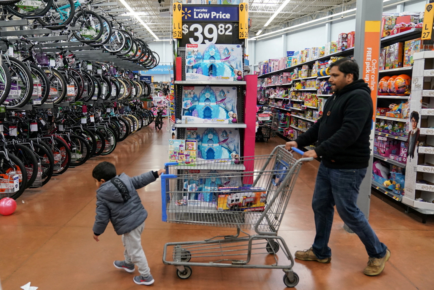 Informe: Se espera una sombría temporada de compras navideñas ya que la inflación causa estragos en los estadounidenses