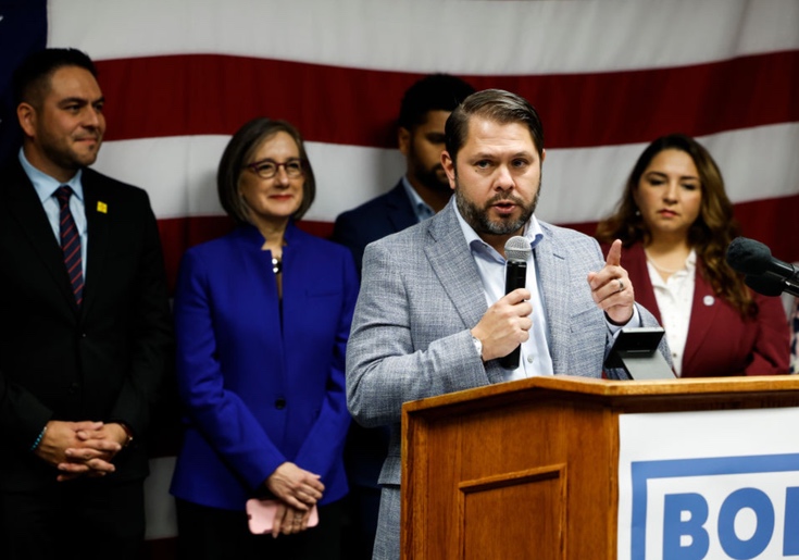 Rubén Gallego criticizes Sinema’s connections to wealthy lobbyists while benefiting from their financial support.