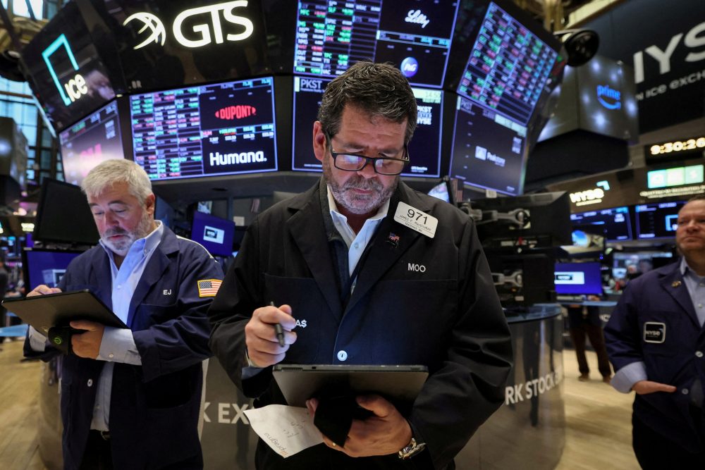 Wall Street Falls as Weak Earnings Fan Fears of Economic Slowdown