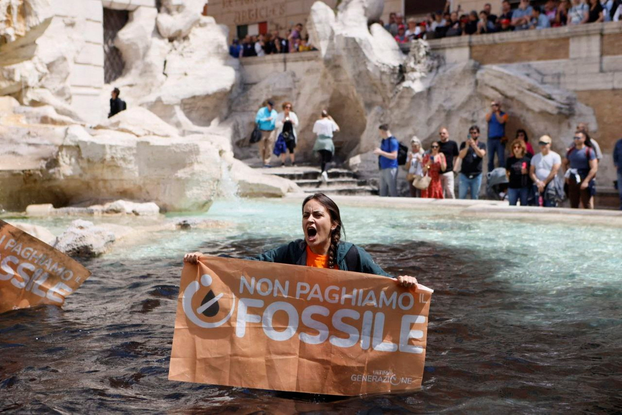 Climate activists vandalize Rome fountain. Watch video.