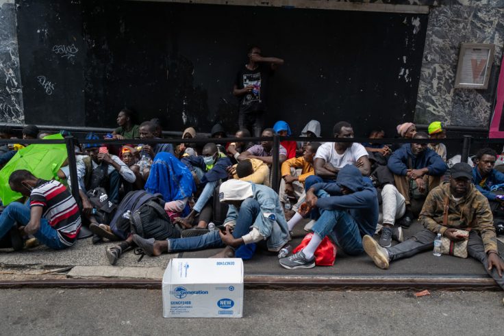 Dozens of Migrants Sleep on Sidewalk Outside Packed NYC Hotel-Turned ...