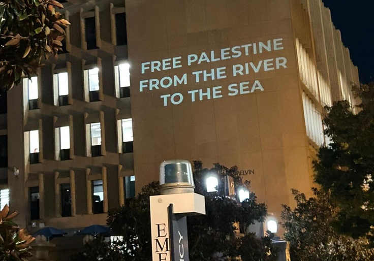 Pro-Hamas students at GWU project anti-Semitic messages on school library (@StopAntisemites/Twitter)
