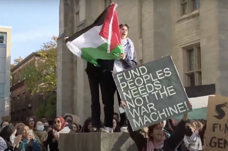 Yale administrators witness ‘Free Palestine’ banner displayed during official class photo
