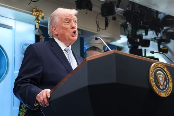 US Strikes Kharg Island Weapons Depots and Air Defense Facilities in 'Message' to Tehran Ahead of Trump's Deadline